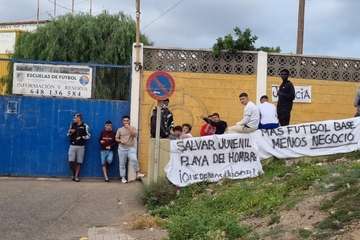 Concentraciones de jugadores del equipo ante la sede de la Federación Insular de Fútbol y del campo de fútbol de Melenara/TA.